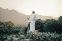 《那一世》
那一世，
我轉(zhuǎn)山轉(zhuǎn)水轉(zhuǎn)佛塔，
不為修來世，
只為途中與你相見。
——-倉央嘉措配圖