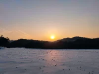 根據(jù)理想行動，而不是預(yù)想來行動。

我們對未知的事情很容易產(chǎn)生各種各樣的預(yù)想，一旦一個人開始預(yù)想任何事，你的行為和心情都會為你所認(rèn)為會發(fā)生的事做準(zhǔn)備。如果這種預(yù)想是不好的，則很容易產(chǎn)生焦慮、害怕等負(fù)面的情緒，甚至阻礙行動，然后一切就變成實現(xiàn)自證預(yù)言。

而理想則會讓我們產(chǎn)生更多積極的動力，當(dāng)你想完成一件理想時，你會感受到幸福、喜悅等積極的情緒。如果預(yù)想與理想不一致，要么放棄理想，要么改變預(yù)想，讓其與理想一致，從而采取一致的行動。

當(dāng)對一件事產(chǎn)生不好的預(yù)想時，問問自己這件事最理想的狀態(tài)是怎樣的，我要怎么做才能讓這種理想狀態(tài)發(fā)生。

不要讓注意力只放在可能會出錯和不順的可能上面，而要產(chǎn)生如何讓事情完成和順利的想法和方法。配圖