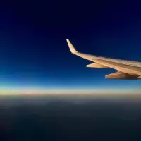 當我看到暴怒的你
我有點害怕
又有點無奈
當狂躁癥瘋狂起來的時候
你是控制不住的
不知道自己做出的傷害
甚至事后都不覺得自己有如此狂暴
只要心魔不除
障礙不除
還是會時不時地爆發
學了心理學
自己變得包容了
但是也討厭這種包容
因為包容代表了忍讓和妥協配圖