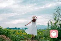 我們常常一邊緊抓過去不放，一邊又幻想是不是可以改變些什么。我們的確是可以改變什么，只是我們改變的并非過去，而是當下。配圖