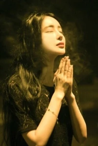 傾聽即療愈！每個(gè)人都有被傾聽的需要，心如拳頭大，需要及時(shí)傾訴，丟掉心中的郁悶，委屈與不滿的情緒，給心靈騰出裝進(jìn)美好事物的空間！作為傾聽師，以真誠心陪伴傾聽，給予理解支持，，傳遞能量，滋養(yǎng)身心！陪伴成長！以感恩慈悲喜舍的心對(duì)待身邊每一個(gè)人！吾心光明！配圖
