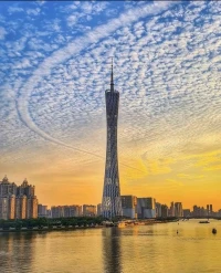 投射效應(yīng)，是一種心理機(jī)制，人們往往將自己的感受、想法或特質(zhì)投射到他人身上，認(rèn)為別人也有同樣的特征。比如，如果你今天心情不好，可能會(huì)覺(jué)得周圍的人都對(duì)你不友好。這種效應(yīng)源于內(nèi)心的不安全感或自我認(rèn)知。意識(shí)到并理解投射效應(yīng)，可以幫助我們更客觀地看待人際關(guān)系，減少誤解。學(xué)會(huì)傾聽(tīng)他人，而非僅僅反映自己的內(nèi)心鏡像，是建立和諧社交的關(guān)鍵。時(shí)刻提醒自己，每個(gè)人都有其獨(dú)特的內(nèi)在世界。配圖