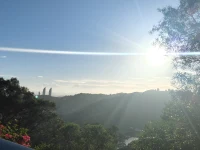 一个总是习于将目光定格在他人缺点之上的人，大抵是源自其内心深处对自身不够出色的认知。所以，应当在内在层面更多地认同自己，敏锐地觉察自己身上的优势所在。唯有切实能够看见自己身上的优点，才有可能洞察到别人身上的闪光点。配图
