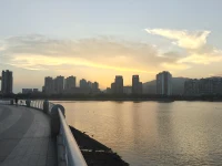 “無論是什么關系，提供不了情緒價值，給予不了經濟支持，給不了正面陪伴，三點不占一樣，舍棄才是明智之舉。”配圖