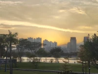 松弛感，乃是一種獨特的心理狀態，其主要體現為在直面生活中的重重壓力與諸多挑戰之際，能夠維系內心的平和安謐與淡定從容。它絕非懶散懈怠或刻意逃避，而是具備充足的自我掌控之力，能夠以沉著冷靜的心態去處置各類事務，盡情享受當下，不為焦慮和緊張所羈絆束縛。
 
心理學家一致認為，培育松弛感有益于增強個人的心理韌性，有效減少與壓力相關的身心問題。達成松弛感，可以借助冥想、深呼吸、正念練習等多樣的方式，學會放下那些不必要的負擔，真切地活在當下，縱情享受生活中的每一瞬息。
 
請謹記，真正的力量源自于內心的靜謐安寧。配圖