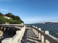 吊橋效應(yīng)大揭秘：當(dāng)您與心儀之人一同走過(guò)那晃晃悠悠的吊橋時(shí)，心跳加速、手心冒汗，先別急著認(rèn)定這就是愛(ài)情降臨了。實(shí)際上，這只是環(huán)境刺激所引發(fā)的生理反應(yīng)，卻被錯(cuò)認(rèn)為是對(duì)方魅力的展現(xiàn)。吊橋效應(yīng)向我們揭示，在緊張或是充滿刺激的環(huán)境里，人們往往更易于對(duì)身旁之人產(chǎn)生情感上的依賴，甚至將其誤判為愛(ài)意。下次心跳猛然加速時(shí)，不妨冷靜分辨一下，究竟是環(huán)境因素所致，還是真愛(ài)真的悄然降臨！配圖
