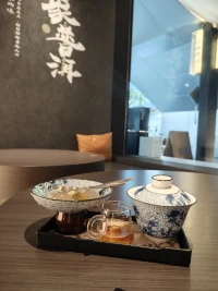 一個人總是渴望有人陪伴、關(guān)心，并一同分享喜怒哀樂，這種心理可能源于多種因素。
 
從情感需求的角度來看，這反映出對親密關(guān)系和情感連接的強(qiáng)烈渴望。人類作為社會性動物，天生具有與他人建立深厚情感紐帶的需求，通過與他人的互動來獲得安全感、歸屬感和認(rèn)同感。
 
從心理層面分析，可能是內(nèi)心深處存在一定程度的孤獨感或空虛感，希望通過他人的陪伴和關(guān)心來填補(bǔ)。也可能是缺乏足夠的自我安撫和情緒調(diào)節(jié)能力，因而依賴外界的支持來應(yīng)對生活中的各種情緒。
 
此外，這也可能與個人過往的經(jīng)歷有關(guān)。比如在成長過程中缺乏足夠的關(guān)愛和陪伴，導(dǎo)致成年后對這種情感的需求格外強(qiáng)烈。
 
又或者是自信心不足，需要通過他人的關(guān)注和認(rèn)可來提升自我價值感。
 
總之，這種心理是多種因素綜合作用的結(jié)果，反映了個體對情感支持和人際連接的深切渴望。配圖