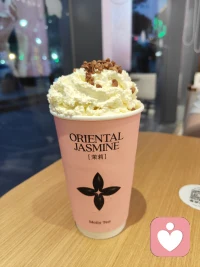 情感 PUA，通常是指利用一系列心理操控技巧來獲取并維持對他人情感控制的不良行為。識別情感 PUA 至關(guān)重要，以下是幾種常見的跡象：
1，貶低與否定。此人常常無端批評你的外貌、能力或者其他各個方面，讓你逐漸對自己產(chǎn)生懷疑和不自信。
2，控制欲強。他總是試圖掌控你的生活，無論是日常的決策，還是個人的選擇，都要橫加干涉。
3，制造依賴。通過各種手段讓你覺得一旦離開他，就會失去一切，從而緊緊依附于他。
4，周期性循環(huán)。在一段關(guān)系中，反復(fù)出現(xiàn)“理想化-貶低-重建信任”的惡性循環(huán)，讓你在情感的漩渦中難以自拔。
5，雙重標(biāo)準(zhǔn)。對待你和他自己采用完全不同的標(biāo)準(zhǔn)，并且常常為自己的行為找各種借口，讓你陷入不公平的情感困境之中。配圖