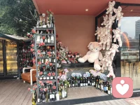 在心理學中，“過度糾纏”通常指在人際關系或心理狀態中表現出的一種不健康的行為模式。

一、在人際關系中的表現

在親密關系中，過度糾纏可能表現為對伴侶過度依賴、控制欲強。例如，不斷追問伴侶的行蹤，限制伴侶與他人的交往，對伴侶的一舉一動過度敏感和反應強烈。這種行為可能源于內心的不安全感、低自尊或過去的創傷經歷。

在親子關系中，父母對孩子的過度糾纏可能表現為過度干涉孩子的生活，從學習、交友到職業選擇都要嚴格控制。這會阻礙孩子的獨立成長，引發孩子的反抗情緒，破壞親子關系的和諧。

二、在心理狀態中的表現

過度糾纏也可能體現在個人的思維和情緒中。例如，對過去的錯誤或失敗過度自責和懊悔，反復回憶痛苦的經歷而無法自拔。或者對某個問題過度思考，陷入糾結和焦慮之中，無法做出決策。配圖