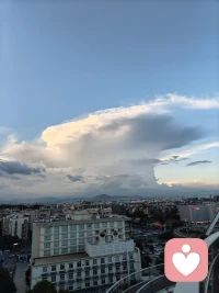 一個人很自我的時候，從心理學(xué)角度來分析，往往是過度自我認同與沒有邊界感。
 1.?過度依賴內(nèi)部評價
- 很自我的人過度依賴自己內(nèi)部的評價標準，對外部的反饋缺乏正確的吸收和調(diào)整能力。例如，一個自認為有才華的人，即使周圍人都指出他在某方面的不足，他仍然堅信自己的判斷，拒絕改進。他們的自我認同更多地建立在自己主觀的認知上，而不是綜合外界的客觀評價，這使得他們很難從外界獲取有益的信息來促進自身成長。
2.?自我邊界的模糊與擴張
- 這類人的自我邊界可能比較模糊，他們可能會過度介入他人的事務(wù)，認為自己有權(quán)對別人的生活、決策等進行干涉。同時，他們也不允許別人輕易侵犯自己認定的自我邊界，一旦感覺被冒犯，就會產(chǎn)生強烈的反應(yīng)。例如，在家庭中，很自我的家長可能會過度干涉孩子的興趣選擇，認為自己的經(jīng)驗和判斷是絕對正確的，孩子應(yīng)該按照自己的想法發(fā)展。配圖