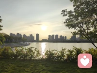 當(dāng)一個(gè)人擁有承擔(dān)后果的底氣或能力時(shí)，意味著他們?cè)谛睦砗蛯?shí)際層面都做好了應(yīng)對(duì)各種情況的準(zhǔn)備。

從心理角度來看，這種底氣給予人強(qiáng)大的自信。知道自己無論面對(duì)何種結(jié)果都能承受，便不會(huì)被未知的恐懼所束縛。內(nèi)心的安定讓他們?cè)诶щy面前更加從容，敢于邁出堅(jiān)定的步伐。

在實(shí)際行動(dòng)中，有承擔(dān)后果的能力使得人們?cè)跊Q策時(shí)更加果斷。不必過度擔(dān)憂失敗帶來的嚴(yán)重后果，從而能夠勇敢地嘗試不同的方法去解決困難。即使遭遇挫折，也能迅速調(diào)整心態(tài)，重新出發(fā)。

這種底氣還會(huì)讓人在面對(duì)困難時(shí)展現(xiàn)出堅(jiān)韌不拔的品質(zhì)。因?yàn)樗麄兦宄约河心芰κ帐皻埦郑圆粫?huì)輕易被困難打倒。而是會(huì)不斷尋找突破的機(jī)會(huì)，持續(xù)努力直至克服困難。配圖