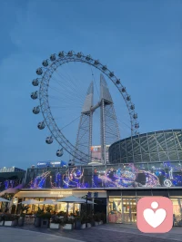 自我 PUA 的人通常有著低自尊心理，往往對自己缺乏足夠的自信和認同感。他們可能在成長過程中經(jīng)歷了過多的批評、否定或挫折，導致內心深處覺得自己不夠好、不值得被愛。為了應對這種低自尊的感覺，他們會不自覺地進行自我 PUA，通過不斷地貶低自己來試圖達到一種“激勵”自己進步的目的。然而，這種方式往往適得其反，只會進一步降低他們的自尊水平，陷入惡性循環(huán)。配圖