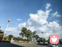 從心理學(xué)視角來(lái)看，一個(gè)內(nèi)心匱乏之人給出的愛往往帶有犧牲感。起初，與這樣的人在一起，你或許會(huì)頗為享受，誤以為找到了真心待你之人。然而，隨著時(shí)間推移，你會(huì)被這份沉重的愛壓得難以喘息。畢竟，所有的犧牲皆如枷鎖，日后都需你變相償還。
 
需明白，當(dāng)一個(gè)人的付出超出其能力范疇時(shí)，情緒便會(huì)進(jìn)行代償。換言之，在感情中，若一個(gè)人總是過度付出，犧牲感強(qiáng)烈，那他就會(huì)逐漸變得敏感、多疑、焦慮，時(shí)刻處于恐懼與不安之中，需要你不斷給予他安全感。配圖