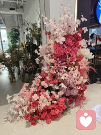 在親密關系中，“我需要你，因為我愛你”與“我愛你，因為我需要你”有著本質的區別。當我們說“我需要你，因為我愛你”時，愛是根源，是一種純粹而真摯的情感表達。因為心中滿溢著對對方的愛意，所以渴望對方在身邊，這種需要是建立在愛的基礎之上，是為了與對方共同分享生活的喜悅與悲傷，共同成長，共同經歷人生的起起落落。這樣的關系中，愛主導著一切，需要是愛的自然延伸，是為了讓愛更加完整和深刻。
 
而“我愛你，因為我需要你”，則把需要置于首位。這種愛往往帶有一定的功利性，是因為自身的某種需求，如安全感、陪伴、物質支持等，才去愛對方。一旦這些需求無法得到滿足，愛就可能會動搖甚至消失。這樣的關系缺乏真正的深度和穩定性，因為它不是基于純粹的情感，而是基于自身的利益考量。所以，這兩種表達在親密關系中呈現出完全不同的狀態和意義。配圖