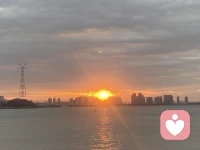 在任何一種人與人之間的關(guān)系中，無(wú)論是親情、愛(ài)情還是友情，真正的愛(ài)都絕非是一方對(duì)另一方的掌控或索取，而是建立在平等、尊重、理解的基礎(chǔ)上的。平等意味著雙方在關(guān)系中的地位對(duì)等，不存在居高臨下或低三下四；尊重是對(duì)彼此個(gè)性、選擇和價(jià)值觀的敬重，不輕易批評(píng)指責(zé)；理解則是能夠換位思考，體諒對(duì)方的難處和情緒，這種愛(ài)才是能長(zhǎng)久穩(wěn)固的。配圖