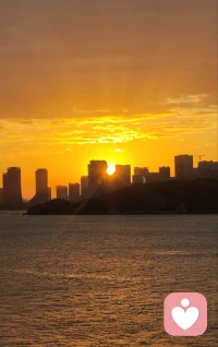 在育兒的漫漫長路上，切不可將全部的精力與心血一股腦地都傾注于孩子一身。要知道，倘若為人父母者自身能夠活得豐富而充盈，時(shí)刻洋溢著樂觀與快樂，始終堅(jiān)守強(qiáng)烈的責(zé)任感，并且具備卓越的情緒管理能力，那么孩子就宛如一面鏡子，會自然而然地去效仿你的一舉一動、一言一行。
 
當(dāng)你在工作中積極進(jìn)取，不斷追求自我提升，用知識與技能充實(shí)自我時(shí)；當(dāng)你在生活里善于發(fā)現(xiàn)微小而確定的幸福，以笑容和豁達(dá)傳遞快樂時(shí)；當(dāng)你面對家庭事務(wù)，不推諉、不逃避，勇挑重?fù)?dān)展現(xiàn)責(zé)任感時(shí)；當(dāng)你遭遇挫折與煩惱，能冷靜自持，以平和心態(tài)管理情緒時(shí)，孩子都在默默觀察、悄悄學(xué)習(xí)。他們會在潛移默化中汲取你的優(yōu)點(diǎn)，成長為一個(gè)內(nèi)心強(qiáng)大、積極向上的人，而不是在過度的關(guān)注與壓力下，變得叛逆或失去自我成長的動力。配圖