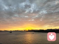 當你察覺到內心被不開心與不快樂籠罩時，關鍵并非盲目地去尋求那些能帶來短暫愉悅的事情，以讓自己看似更開心快樂。畢竟，在人生的前半程，我們一直都在這條路上徘徊，拼命購置更寬敞的房子，竭力賺取更多的財富，滿心期待著孩子能踏入頂尖學府，渴望伴侶給予自己更多的愛意，總是妄圖憑借這些外在的事物來填補內心的快樂缺口。
 
因而，當我們步入成熟的人生階段，需要明白的是，要去探尋內心不快樂情緒的根源，去聆聽它深處的渴望。可以確定的是，在那看似不快樂的表象之下，隱匿著的絕非僅僅是消極情緒，而是我們內心真正的渴望。一旦我們用心去傾聽這種渴望，并為之付諸行動，那么所收獲的快樂才是真實且持久的，而非那種為了迎合他人期待、博取更多他人關愛的虛假愉悅。所以，莫要與內心的自我漸行漸遠，靜下心來，傾聽心底那微弱卻充滿力量的聲音，唯有如此，方能收獲真正的快樂，領悟生活的真諦。配圖