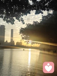 在生活的舞台上，“谁痛苦，谁改变”宛如一句醒世恒言。当我们深陷痛苦的泥沼，往往是自身与环境、期望与现实之间的矛盾尖锐爆发。比如在职场中，若一个人因人际关系不睦而痛苦，那他不能一味期待他人先做出改变。因为痛苦是对自身处境的强烈预警，唯有他自己去反思沟通方式、调整待人接物的态度，主动去化解误会、增进理解，才有可能打破僵局。感情里亦是如此，若一方因相处模式而备受折磨，那等待对方转变可能遥遥无期，自己用心去经营、去适应、去探索新的互动形式，才是脱离苦海的通途。谁在痛苦中觉醒并付诸行动改变自我，谁才能真正掌控生活的主动权，重塑和谐与幸福，将命运的轨迹引向光明。配图