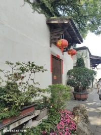 在人际交往中，我们常以为真心付出就能换来同等的善意，然而现实却并非总是如此。当你对一个人越来越好却遭人记恨，可能是因为多种原因：你的过度热情和付出或许会让对方因无力回报而压力过大、产生心理负担，进而滋生负面情绪；若对方习惯索取且不懂感恩，一旦你的付出减少，便会引发其不满与记恨；你的优秀及善意可能凸显对方不足，致使其因自卑而通过记恨来维护自尊心；此外，你的行为还可能被他人误解或引发嫉妒，使被帮助者在外界压力下对你态度变差；过度的好也可能打破原有的关系平衡，让对方因不适应、失去掌控感而产生抵触。配图