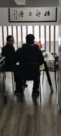 如何和新來的同事相處，如何讓新來的同事尊重自己呢？為什么新來的同事一來就敢挑戰(zhàn)你，處處要和你針鋒相對呢，你為什么沒有能力駕馭同事之間的關(guān)系呢？這場心理博弈下來你內(nèi)耗程度達到了幾級？
找心理咨詢師不丟人。雖然有人說心理咨詢行業(yè)在中國普遍沒人接受，誰都不愿意承認自己有心理病。但是隨著時間不斷累計的過程中，你內(nèi)心感受的感受越發(fā)強烈不安，越發(fā)焦躁，一年沒問題，兩年呢？三年呢？加上你生理上的一些病灶，炎癥，潰瘍一起疊加過來的就是可怕不可逆的反應(yīng)！
不要覺得危言聳聽，這是一個真實的案例！配圖