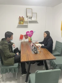 新手咨詢師最忌諱：一上來就問個人情況，沒搞清楚緣由就直勾勾的盯著人家的傷心事問個不停。
首先還是要做好專業的功課，鏈接專業關系，接納來訪的負行情緒，在協助來訪一探索過往經歷的細節，而不是連續逼問，發問，將問題直接拋給來訪者！配圖