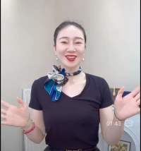 生活中有一種人：看誰都不順眼，遇見什么事都想指手畫腳。結果別人不舒服，自己也一肚子氣?？磩e人不順眼，實際上是自己的修行不夠。
    
    王陽明說：天下無心外之物，萬事萬物都是人內心的投射。一個善良的人目光所及之處，皆為美意；一個惡人，他眼中的世界就荒蕪陰冷，蘇東坡和佛印的故事讓我知道：心里有佛，看誰都似佛。那些處處貶低別人、只能看到事情不好的一面的人、那些總說別人愚蠢的人，是否恰恰暴露了自己的內心。配圖