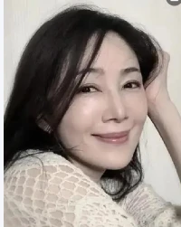 早上好，這段天熱，好像思維也成了化掉的冰激凌，攤在那，字從大腦里很艱難的爬出來，就像手上的雪糕，一滴一滴的慢慢的往下滴落，昨天立秋了，轉眼又一個夏天走了，天要涼了，開春時準備了好多裙子想穿，還未上身呢，就這樣盼明年嗎，好好保持，希望明年腰身還能穿過裙子的，天涼也是好事，我的腦里的字會凝結，輕松的走出我的腦洞，頭腦的大門能再放一批疲憊的園丁，整理秋天的花園，種草秋收之季，打卡秋風時配圖