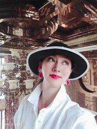 #【職場突破困境是什么？】
你的形象達到什么程度，高于你的竟爭對手了嗎？，無論大人，學生，要想在新的環境里脫穎而出，最快的方法就是外在形象準備好，形象加聲音，形象加表情，是讓新人群認識你，記住你的快捷方式，頭腦中的智慧是長期生存發展的必須，形象就好像是一個包裝，就好像這瓶水一樣，它要賣的好，它首先看起來是比別人好，所以這是有客觀性的，讓你的生活變得更容易。配圖
