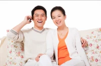 常言道：“十年修得同船渡，百年修得共枕眠?！蹦艹蔀橐簧陌閭H，是難得的緣分。家庭中與愛人較勁，贏了道理輸了感情！
    兩人相處有爭執在所難免，有時候甚至還會為了些小事吵得人仰馬翻。有位先生曾說：“我倆吵架雖然我贏了，卻覺得無趣，很不開心，沒有勝利喜樂。反而還要給老婆泥補，討好，從這以后，兩人決定往后再不為小事鬧別扭，允許“各持異議，不必求同”，兩人之間的感情才是最重要的。和愛人相處，多講感情，少爭道理，家庭才會越幸福美滿。
    人人獨立富足的內在是你在婚姻中最大的武器。爭執分歧時，不抱怨命運，反省自己，領悟教訓；爭吵失意時，不責怪他人，尋找原因，放平心態，學習感恩！這是愛情家庭圓滿的修行 ！愛TA愛己，化解一切干戈，好好經營余生的幸福！配圖