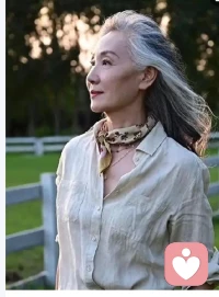 把身體養好，叫體質，把心情養好，叫心態，都想把日子過好，自在的活著。可能很難
雖然我們一樣不少，但也是一地雞毛，無論有錢沒錢，每個人的煩惱從記事起就沒有少過，不同年齡的人有不同煩惱，你試著理解我，我也試著理解你，最終，走出這塊，沼澤地，再回頭時，放下了，但年事己高，嗨配圖