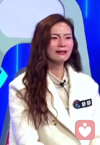 一个坦诚的女性通常会直言不讳，不会扭曲或隐藏事实。她们有能力坦然面对过去和现在，也愿意与他人分享自己的经历和感受。同时，她们在言谈中会尊重他人，不随意泄露他人的秘密或散播不实之言。配图