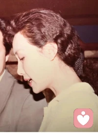 真正有气场的女人，从不炫耀她所拥有的一切，她不告诉人她读过什么书，去过什么地方，有多少件衣服，买过什么珠宝，因为她没有自卑感。”配图