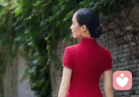 在纷繁世事中，她们懂得“不卑不亢”，以一种坚韧而优雅的姿态对待生活；她们领悟“松弛有度”，在风雨人生中保持一颗宁静的心；最重要的是，她们深谙“自爱自立”的真谛，追求梦想、敢于独立。配图