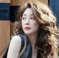 對于女性而言，年齡并非阻礙，真正的美來自內心的自信與外在的裝扮。無論何時何地，只要她們精心打扮，總能成為眾人矚目的焦點，散發著令人難以抗拒的魅力。配圖