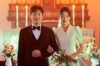 能遇到一個合拍的睡中人，從相戀到結婚，一步步平穩(wěn)踏實地走著，在柴米油鹽的日常里偶有玫瑰煙花，五六十年后還能手牽手一起出門散步看晚霞。配圖