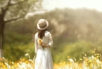 年輕的女孩在有限時間里多學(xué)習(xí)各種技能，男人感受到你們周身都散發(fā)著愉悅有趣的磁場，自然會想要來靠近，更何況，世界大了，可以展開的話題也就多了。一舉多得。簡單的戀愛腦，你追著他跑，并無一收獲，還招來一堆厭煩。配圖