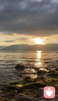 標題：《為什么我們總是不快樂？》（上）文章：長大后，我們好像越來越容易不快樂了。想要一直快樂，為什么這么難呢？在很多人眼里，啊耀是一個事業有成的男人。30歲便創業成功，一線城市有車有房，每次同學聚會都是別人羨慕的對象。實際上，只有他自己知道自己并不快樂。有人會說，年紀輕輕該有的都有了，這還不快樂？年輕人就是不知道滿足。在父母眼里，他只是一個大齡單身男人，不負責任不考慮婚姻大事。明明有著自己的人生規劃，想事業更進一步，想趁著年輕見識更多外面的世界，想看看那些名勝古跡，想順其自然遇到愛情再考慮婚姻。卻因為父母的“誰誰誰都已經抱第二個孫子了，你還沒結婚生娃?！薄澳阋詾槟氵€小嗎？給我留出時間去相親，爭取明年結婚。”而感到煩不勝煩。單是想想要和自己認識不久的人結婚，結婚后又要開始被催生娃，他感到更加的不開心和負擔。他多想，回到小時候，回到那個快樂無憂的時刻。是啊，小時候想快點長大，長大后又想回到小時候，生活原本就是這樣矛盾的。小時候的快樂很簡單，哪怕只是得到了一個很小很小的獎勵，也能開心很久很久，哪怕和朋友鬧別扭了，也能很快就和好回到當初。而長大后，很小的獎勵變得不那么讓人心動，鬧別扭的朋友不一定會主動和好。歸根到底，隨著我們見識的增多，欲望也隨之增加，滿足感卻大大降低。配圖