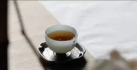 ??生活從來(lái)沒(méi)有刻意為難你，而是你的認(rèn)知障礙阻礙了你。

?我的一個(gè)案例，一個(gè)年輕的女來(lái)訪者，因婆媳矛盾很受傷，甚至想要離婚。

?這個(gè)問(wèn)題，你必須先得承認(rèn)每個(gè)人的認(rèn)知和受教育程度是不一樣的，大家理解問(wèn)題的角度是不一樣的，尼采有句話說(shuō)“要求所有人喜歡你，本身就是錯(cuò)誤的”。生活從來(lái)沒(méi)有刻意為難你，是你的認(rèn)知程度阻礙了你，就是一件小事，在你這就把自己弄得要死要活過(guò)不去，那你會(huì)發(fā)現(xiàn)你一生中全是痛苦的事情。經(jīng)驗(yàn)豐富的將士就是會(huì)在無(wú)人的夜里獨(dú)自擦拭好武器，敢于第二天繼續(xù)走入那一場(chǎng)暴風(fēng)雨之中，繼續(xù)戰(zhàn)斗。

?所以不要從外部世界中尋找你的力量，換個(gè)角度思考問(wèn)題，人生哪有那么多“過(guò)不去”。配圖
