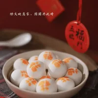 什么叫愛自己？

愛自己的第一個層面：吃好喝好睡好，照顧好自己，健康長壽。

愛自己的第二個層面：收拾好自己，打扮好自己，補充自己的知識面，接受些文化藝術的熏陶，做個熱愛生活的人。

愛自己的第三個層面：接受自己的出身，接受自己的容貌，接受自己目前所有的境況。

愛自己的第四個層面：正確對待自己的情緒，允許他們的存在，重視他們的表達，接受他們的爆發。慢慢學習與之相處。
不抗拒，不評判，放松的觀察他們的流經。

愛自己的第五個層面：去沉思、覺察情緒背后的原因，這些原因來自哪些原始傷痛，只是傷痛和擁抱傷痛。

愛自己的第六個層面：我們身體的每個細胞都有許多記憶和印痕，每一個情緒都是這些古老印痕的表達，其實每一個情緒就是一個眾生，我們能與每個情緒和解，深深地愛上每個情緒，就是珍愛自己的生命。

愛自己的第七個層面：我們經由愛自己，走向愛這個世界。配圖