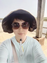 你關(guān)注什么，什么就會(huì)影響你；
你感恩什么，什么就會(huì)滋養(yǎng)你。

當(dāng)你把一個(gè)問(wèn)題當(dāng)做一個(gè)問(wèn)題的時(shí)候，你可以把這個(gè)問(wèn)題投射成一個(gè)杯子或一本書去看待它，平視它，感受一下自己的感受。
然后你站在一把椅子上，再去看待這個(gè)杯子或這本書，想想有什么感受？配圖