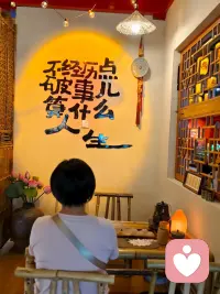 ???如何理解生命和運(yùn)？

古人有一個(gè)總結(jié)，定數(shù)叫命，變數(shù)叫運(yùn)。

命運(yùn)是兩種事物，所謂的命就是你人生的道路，這條路在你生下來之前已經(jīng)修好了，有的人生的道路上，估計(jì)是拿百元大鈔壘成的??，可咱那個(gè)道路上，可能就是農(nóng)村的泥土。

命不一樣的，有的人生下來，TA有的財(cái)富，我們這一輩子也攢不出來?；蛘哒f有的人生下來，TA的那個(gè)顏值，我們整容也整不出來，這叫命，別跟命爭(zhēng)，在命上面，我們要認(rèn)識(shí)認(rèn)知，認(rèn)同，簡稱認(rèn)命。

有人說，那人生如果都是定數(shù)，我還奮斗干什么，都定好了，我躺平就可以了，人在屋中坐，財(cái)從天上來，這不挺好的嗎？不對(duì)，當(dāng)然要奮斗了，為什么呢？因?yàn)槿松还庥卸〝?shù)，人生還有變數(shù)，只有定數(shù)叫等死，只有變數(shù)叫作死。認(rèn)識(shí)定數(shù)，修煉變數(shù)，這叫精彩人生。

任命，不代表我們不努力，因?yàn)槌嗣?，還有運(yùn)，運(yùn)是什么？就是你人生的變數(shù)，道路定了，但是在這條路上開什么樣的車，是你自己修煉出來的。有人高速公路搞一個(gè)牛車不累死，就讓人追尾給撞死了。它路很好，車不行，沒戲。我們草根出身，農(nóng)村子弟，經(jīng)過十幾年的苦學(xué)，終于考上了大學(xué)，也特別高興，在這里邊，我們從頭開始，通過學(xué)習(xí)，通過訓(xùn)練，通過提升，我們控制了自己的運(yùn)，我們修出一輛悍馬車，在鄉(xiāng)村土路上還可以橫著開，等你修出一架飛機(jī)，在懸崖絕壁的地方都能找到廣闊的未來，這叫任命修運(yùn)，把握人生。

命上面，我們要認(rèn)一一認(rèn)識(shí)，認(rèn)知，認(rèn)同。但運(yùn)上面，我們要修一一修煉，修習(xí)，修養(yǎng)。不要跟命爭(zhēng)，但是要跟運(yùn)爭(zhēng)。配圖