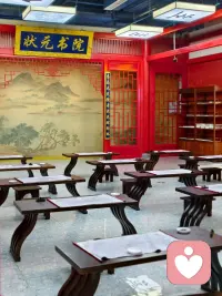???如何理解生命和運(yùn)？

古人有一個(gè)總結(jié)，定數(shù)叫命，變數(shù)叫運(yùn)。

命運(yùn)是兩種事物，所謂的命就是你人生的道路，這條路在你生下來之前已經(jīng)修好了，有的人生的道路上，估計(jì)是拿百元大鈔壘成的??，可咱那個(gè)道路上，可能就是農(nóng)村的泥土。

命不一樣的，有的人生下來，TA有的財(cái)富，我們這一輩子也攢不出來?；蛘哒f有的人生下來，TA的那個(gè)顏值，我們整容也整不出來，這叫命，別跟命爭(zhēng)，在命上面，我們要認(rèn)識(shí)認(rèn)知，認(rèn)同，簡稱認(rèn)命。

有人說，那人生如果都是定數(shù)，我還奮斗干什么，都定好了，我躺平就可以了，人在屋中坐，財(cái)從天上來，這不挺好的嗎？不對(duì)，當(dāng)然要奮斗了，為什么呢？因?yàn)槿松还庥卸〝?shù)，人生還有變數(shù)，只有定數(shù)叫等死，只有變數(shù)叫作死。認(rèn)識(shí)定數(shù)，修煉變數(shù)，這叫精彩人生。

任命，不代表我們不努力，因?yàn)槌嗣?，還有運(yùn)，運(yùn)是什么？就是你人生的變數(shù)，道路定了，但是在這條路上開什么樣的車，是你自己修煉出來的。有人高速公路搞一個(gè)牛車不累死，就讓人追尾給撞死了。它路很好，車不行，沒戲。我們草根出身，農(nóng)村子弟，經(jīng)過十幾年的苦學(xué)，終于考上了大學(xué)，也特別高興，在這里邊，我們從頭開始，通過學(xué)習(xí)，通過訓(xùn)練，通過提升，我們控制了自己的運(yùn)，我們修出一輛悍馬車，在鄉(xiāng)村土路上還可以橫著開，等你修出一架飛機(jī)，在懸崖絕壁的地方都能找到廣闊的未來，這叫任命修運(yùn)，把握人生。

命上面，我們要認(rèn)一一認(rèn)識(shí)，認(rèn)知，認(rèn)同。但運(yùn)上面，我們要修一一修煉，修習(xí)，修養(yǎng)。不要跟命爭(zhēng)，但是要跟運(yùn)爭(zhēng)。配圖