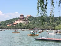 哪有天生就乖巧懂事的孩子呢？
哪怕是在外人面前規(guī)規(guī)矩矩的孩子，在最親近的人面前，卸下所有防備時(shí)，偶爾也會(huì)撒撒嬌、耍耍小性子。
你說(shuō)她乖巧懂事，其實(shí)這多半是長(zhǎng)期在原生家庭的壓抑和壓力氛圍里，慢慢形成的配圖