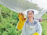 小的時候，我們把“雷鋒”當做一種信念那個時候我經常在想“雷鋒真的存在嗎，他到底是一個什么樣的人啊，一個人該多么無私才能做到他那樣啊”或許會有人說：國家功勛，人民英雄，感動中國人物等等，但是總給我一種感覺，他們離我太遙遠了！直到，我知道了她-黃文秀，一個跟我同姓，年紀差別不大，都是大山里的孩子！這些，我跟她是相同的！但我和她又有天差地別：她從大山里來兜兜轉轉又回到了大山，最終把生命獻在了大山！而我卻一直在逃離，越遠越好！她帶給我的觸動跟以往任何人都不一樣，因為她離我們很近，尤其是我們這個年紀……還好，過去的疑問隨著對她了解的越深入，答案就越明晰了！真的推薦大家去看一部劇《大山的女兒》每看一次就是一次洗禮與沖擊！配圖