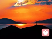 輕度抑郁癥狀的人，多半會說這幾句“口頭禪”

努力沒達到預(yù)期，有時會泄氣；珍惜沒被人珍惜，有時會委屈；當人有了壞情緒，有時會發(fā)火；面對生活驟變時，有時會焦慮！
出現(xiàn)負面情緒，沒有辦法排泄出去，長期的積累在心里，就形成了壓力，會讓人變抑郁。輕度抑郁癥狀的人，多有這幾句口頭禪！
01、“我真的很沒用”
人，有時候很憋屈，你會發(fā)現(xiàn)無論你怎么努力，都難以改變你的現(xiàn)狀。甚至有時候，我們會一度的自我懷疑，自己是不是很沒用，自己是不是很失敗！
其實這都是正常的，人都是血肉之軀，沒有鋼筋鐵骨，當人氣餒和委屈的時候，會有一些負面情緒滋生出來。偶爾的負面情緒，沒影響，但如若一直自我否定，這樣的時候過多，我們就要心生警惕，要調(diào)整自己的心態(tài)，不要被這種情緒，過度消耗！
02、“生活好沒意思”
人在遭遇打擊的時候，除了自我否定之外，就是否定這個世界。覺得生活一個樣，甚至無論自己如何努力，都無法逃脫讓自己委屈的“牢籠”。
其實，每一個人都有因為工作的焦慮，都有因為家庭的苦惱，都有因為感情的灰心喪氣！生活不順意的時候，如若我們覺得生活沒有意思，就不要一直讓自己瞎琢磨，陷入到糟糕的情緒，不能自拔。而是要學(xué)會，找一些讓我們覺得有興趣的事，讓自己開心起來，心情好了，生活才會變好！
03、“沒有食欲，不想吃飯”
有些個輕度抑郁的人，食欲下降，經(jīng)常失眠。這種情況是如何產(chǎn)生的呢？可能是生活壓力過大，可能是家庭氛圍壓抑，可能是長久沒有人關(guān)心和心疼。
人在獨自強行的時候，我們內(nèi)心是缺乏安全感的。有時候我們只是，表現(xiàn)的很樂觀，其實內(nèi)心，已經(jīng)瀕臨崩潰的邊緣。那么這個時候，如何調(diào)節(jié)？改變自己的狀態(tài)，先從改變生活開始，我們可以通過運動，適當解壓；我們可以通過學(xué)習(xí)，增強自信。甚至培養(yǎng)一種愛好，多多取悅自己！

當你，有了以上三種表現(xiàn)，不要逃避，勇于面對，用平常心去處理問題！調(diào)整心態(tài)，取悅自己，用歡喜心去面對生活！十一小長假在眼前，如果你覺得你的狀態(tài)不好了，把內(nèi)心一鍵清零，不去多想；給自己放一個假，出去走走。愿我們都能，熬過所有糟糕的時間，剩下源源不斷的好運！配圖