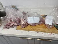 ?此照片太庸俗。今天下午分解豬肉和骨頭，分成若干份裝入保鮮袋，準備過大年。

?新的一年即將來臨，好好的與過去的那個自己告個別(受過創傷的童年亦或是帶著童年創傷的婚姻生活)，迎接一個具有鮮活生命的自己，樂觀、溫柔、知性、胸懷博大的自己，善待自己，善待每一個人。

??同時祝大家在新的一年里，健康快樂！擁抱每一天。配圖
