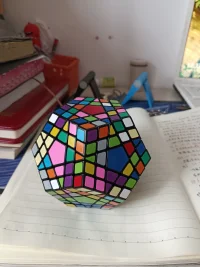 一個人最基本的需要就是發展一個凝聚的、統一的自體，若自體在人本主義式的被理解、被接納的環境中，就可以健康發展，否則，就會產生自體的異化，帶來很多的困擾甚至災難。

——卡爾.羅杰斯配圖