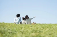 《你的孩子不屬于你》
他們是生命的渴望
是生命自己的兒女
經由你生與你相伴卻有自己獨立的軌跡
給他們愛而不是你的意志
孩子有自己的見地
給他一個棲身的家
不要把他的精神關閉
他們的靈魂屬于明日世界
你無從闖入夢中尋訪也將被拒
讓自己變得像個孩子
不要讓孩子成為你的復制
昨天已經過去
生命向前奔涌無法回頭
?川流不息你是生命之弓
?孩子是生命之矢
幸福而謙卑地彎身吧
把羽箭般的孩子射向遠方
送往無際的未來
愛——是孩子的飛翔
也是你強健沉穩的姿態配圖