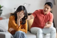 婚姻關(guān)系中的問題
●自己提升，對方在原地。
●對方失去吸引力。
●對方不了解自己。
●意見不合。
●因?yàn)楹⒆踊蚬ぷ骱雎詫Ψ?。工作原因兩地分居?●核心家庭受到原生家庭的干擾。

【情感修復(fù)】
①一起做開心的事。培養(yǎng)共同愛好，一起探索。
②關(guān)于感情和事業(yè)，需要定位兩個(gè)人位置。生活工作情感重要性的排序。
③夫妻雙方一起設(shè)立共同的目標(biāo)和對未來的規(guī)劃。一起為了目標(biāo)去行動，有力一塊使，矛盾就會少一些。
④雙方給夠?qū)Ψ阶銐虻目臻g，同時(shí)要求同存異。如果完全沒有自己的空間，會有一種窒息感。
⑤分享感受。希望兩個(gè)人的關(guān)系達(dá)到一種什么樣的狀態(tài)？切忌不是要求對方怎么做。配圖