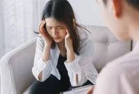 引發(fā)負(fù)面情緒的思維方式

1?“非黑即白”
??經(jīng)常用“總是、永遠(yuǎn)、完全”絕對(duì)化表述形容自己

2?過度概括
??覺得這樣不好的事情會(huì)反復(fù)發(fā)生

3?心理過濾
??只看到事情消極的一面

4?優(yōu)勢(shì)打折
??把自己的成就歸結(jié)于外部運(yùn)氣

5?“應(yīng)該”句式
??無法做到某事而自責(zé)
??用“應(yīng)該、必須、要……”的句式逼迫自己行動(dòng)

6?情緒化推理
??對(duì)事情的看法源自個(gè)人感受，而非客觀事實(shí)配圖